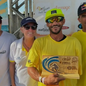 Atleta de Itapema faz história no surf adaptado ao conquistar título inédito