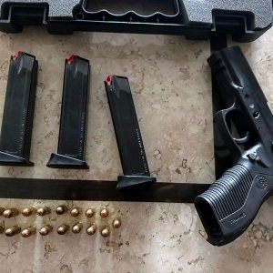 Apreendida arma de empresário após ameaça a vizinho; deixou arma dentro de envelope na porta da vítima