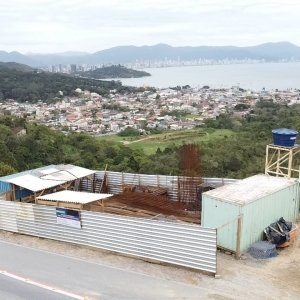 Mirante no Morro de Zimbros em Porto Belo começa a ser construído 