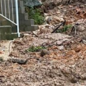 Barreira cai e interdita acesso no bairro Araçá em Porto Belo