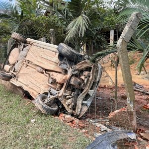 Carro capota e deixa uma pessoa presa em acidente no bairro Nova Descoberta, em Tijucas