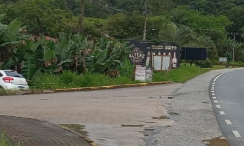 Acidente na SC 410 deixa duas pessoas feridas em Nova Trento