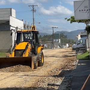 Após protesto de moradores, prefeitura passa a máquina em rua de bairro de São João Batista