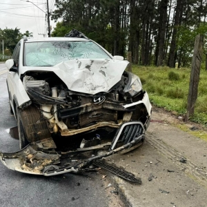 Tentativa de ultrapassagem termina em acidente entre carro e moto e deixa rapaz gravemente ferido