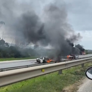 Carros incendiados na BR-101; o que se sabe até o momento sobre o assunto
