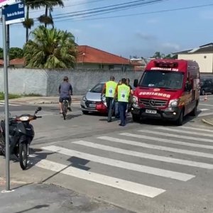 Acidente entre carro e moto deixa mulher ferida no bairro Praça em Tijucas