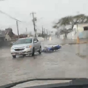 Acidente entre carro e moto é registrado nesta tarde após início de chuva em Tijucas 
