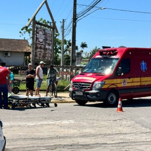 Acidente entre caminhonete e bicicleta elétrica mobiliza ambulância dos bombeiros em Tijucas 