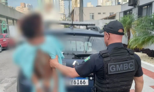 Travesti é detida por desacato, atos obscenos e quebra-quebra - VipSocial ® | Tv Vip ® | Somos Rádio, Jornal e TV na Internet