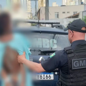 Travesti é detida por desacato, atos obscenos e quebra-quebra