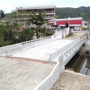 Obras da ponte sobre o Rio Perequezinho avançam em Porto Belo