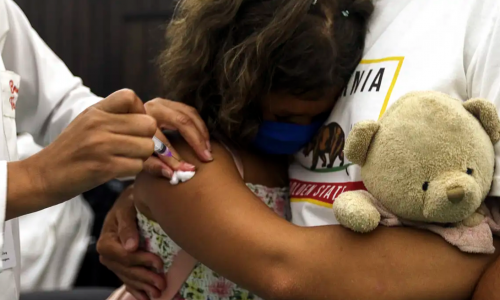 Aumento de casos de coqueluche gera alerta; bebês são a faixa etária mais afetada