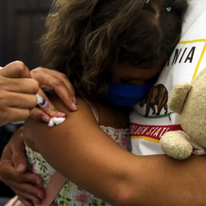 Aumento de casos de coqueluche gera alerta; bebês são a faixa etária mais afetada