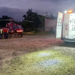 Motociclista fica gravemente ferida após colidir contra muro em São João Batista