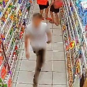 Câmeras flagram homem assediando criança de 9 anos; ele foi preso após denúncia