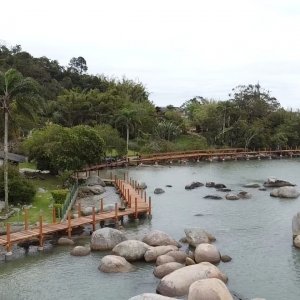 Construção de passarela na orla do Costão das Vieiras oferece nova opção aos moradores e turistas