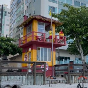 Postos de salva-vidas serão reativados em praias catarinenses a partir deste sábado