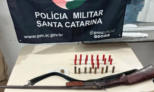 Homem é preso em Canelinha após agredir esposa e ser flagrado com arma e drogas