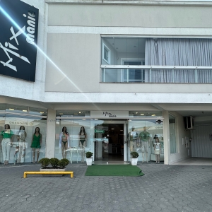 Loja Mix Mania realiza promoção com roupas e calçados pela metade do preço 