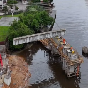 Obras da nova Ponte do Perequê avançam com lançamento de vigas