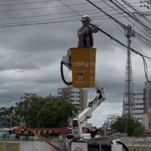 Caminhão rompe cabos no centro de Tijucas e causa transtorno no trânsito