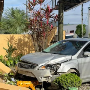 Veículo colide com muro de residência em São João Batista e condutor foge