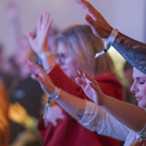 Evento gospel Hope In Concert reúne grande público e promove noite inesquecível de louvor, reflexão e fé; Assista a reportagem