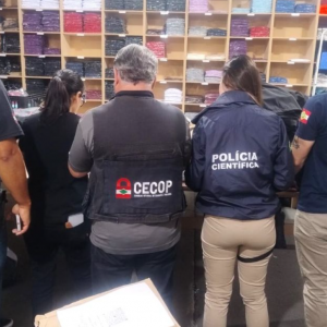 Operação contra pirataria em Brusque apreende 20 mil peças de roupas falsificadas