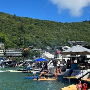 Lanchas lotadas no feriadão: início da temporada promete recordes na região
