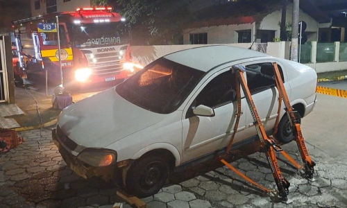 Colisão deixa motociclista ferido; motocicleta ficou presa embaixo do automóvel