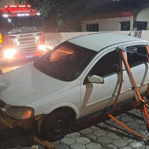 Colisão deixa motociclista ferido; motocicleta ficou presa embaixo do automóvel