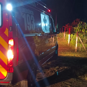 Motociclista sofre queda após perder o equilíbrio; ele foi socorrido por familiares