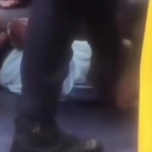 Em surto, homem de 27 anos invade ônibus escolar e é detido pelo motorista
