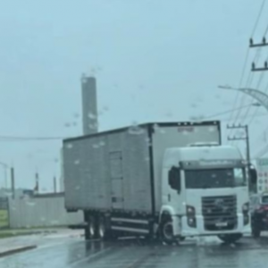 Caminhão com pane mecânica causa lentidão na saída de Porto Belo