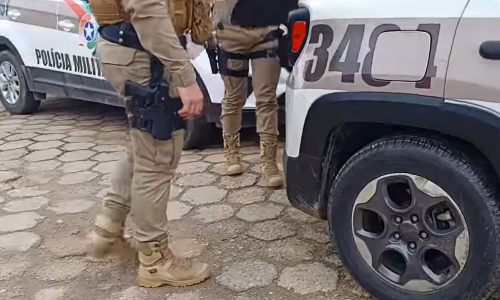Operação resulta na detenção de quatro pessoas; arma foi apreendida
