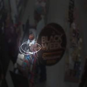 Câmeras flagram momento em que suspeito furta celular em loja de Tijucas