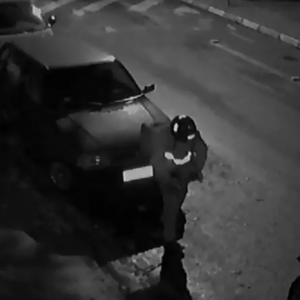 Bateria de carro é furtada em ação rápida registrada por câmeras