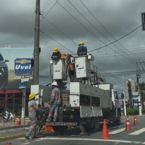 Manutenção na rede elétrica provoca lentidão no trânsito no centro de Tijucas nesta segunda-feira
