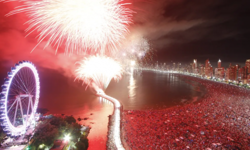 Teste de fogos e abertura da decoração natalina movimentam final de semana