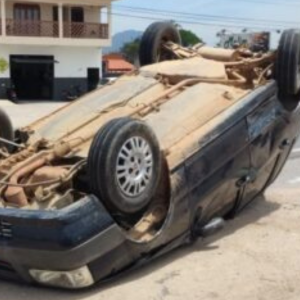 Capotamento na SC-410 em Canelinha envolve dois veículos