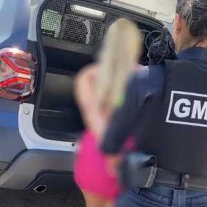 Mulher urina no chão de posto de combustíveis e é detida