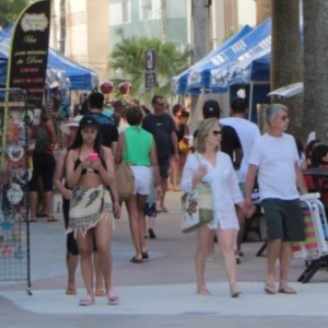 Feiras de verão de Balneário Camboriú começam nesta quinta-feira com música, gastronomia e artesanato
