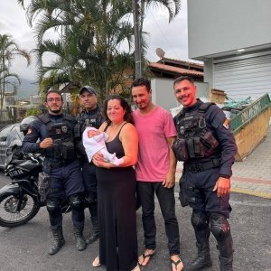 Bebê de apenas 25 dias é salvo por guardas após engasgamento 