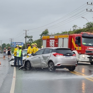 Colisão frontal entre dois carros termina em morte na SC-410
