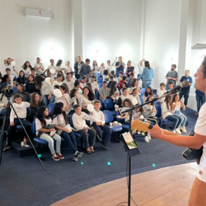 Projeto ‘Paz nas Escolas’ leva música e diálogo a estudantes de Itapema