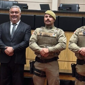ALESC premia policiais de Canelinha com moção de aplausos por ação heroica