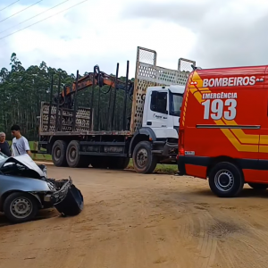 Colisão destrói veículo e deixa motorista ferido em São João Batista