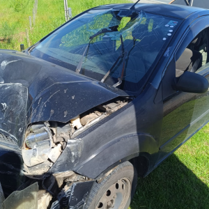 Carro com quatro ocupantes bate em poste; um é levado ao hospital