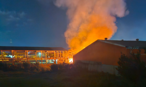 Incêndio de grandes proporções destrói casa religiosa em Tijucas