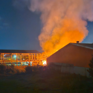 Incêndio de grandes proporções destrói casa religiosa em Tijucas
